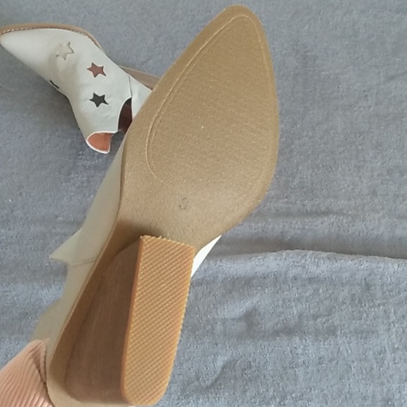 Silvia Cobos shoot for the moon boots - Picture 3 of 7